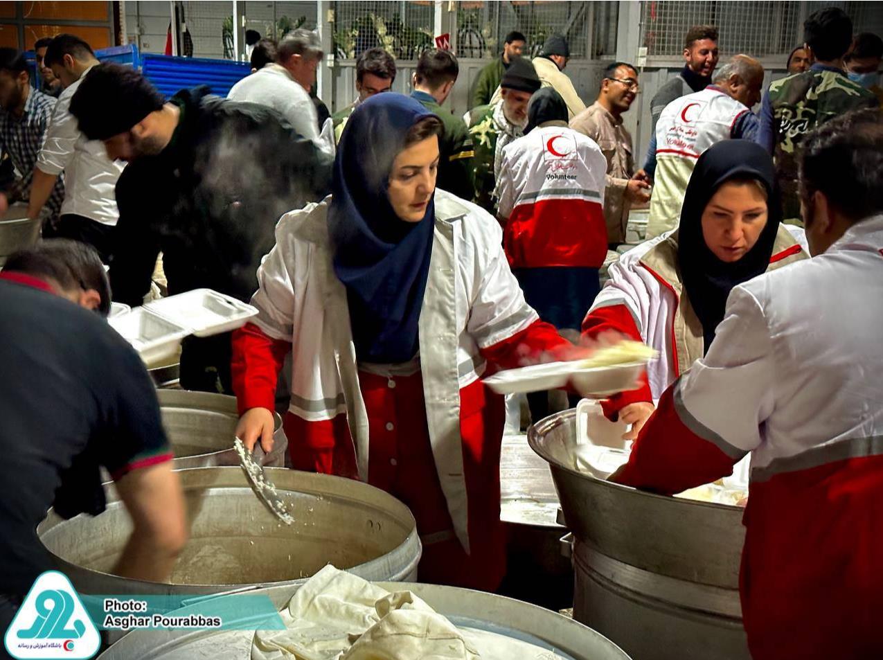 داوطلبان و خیرین همراه حادثهدیدگان/ ۵۰۰۰ پرس غذای گرم میان زلزلهزدگان خوی توزیع شد