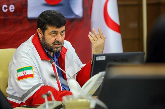 کولیوند: امدادگران جلوههای بشردوستی را در جادههای برفی به نمایش درآوردهاند