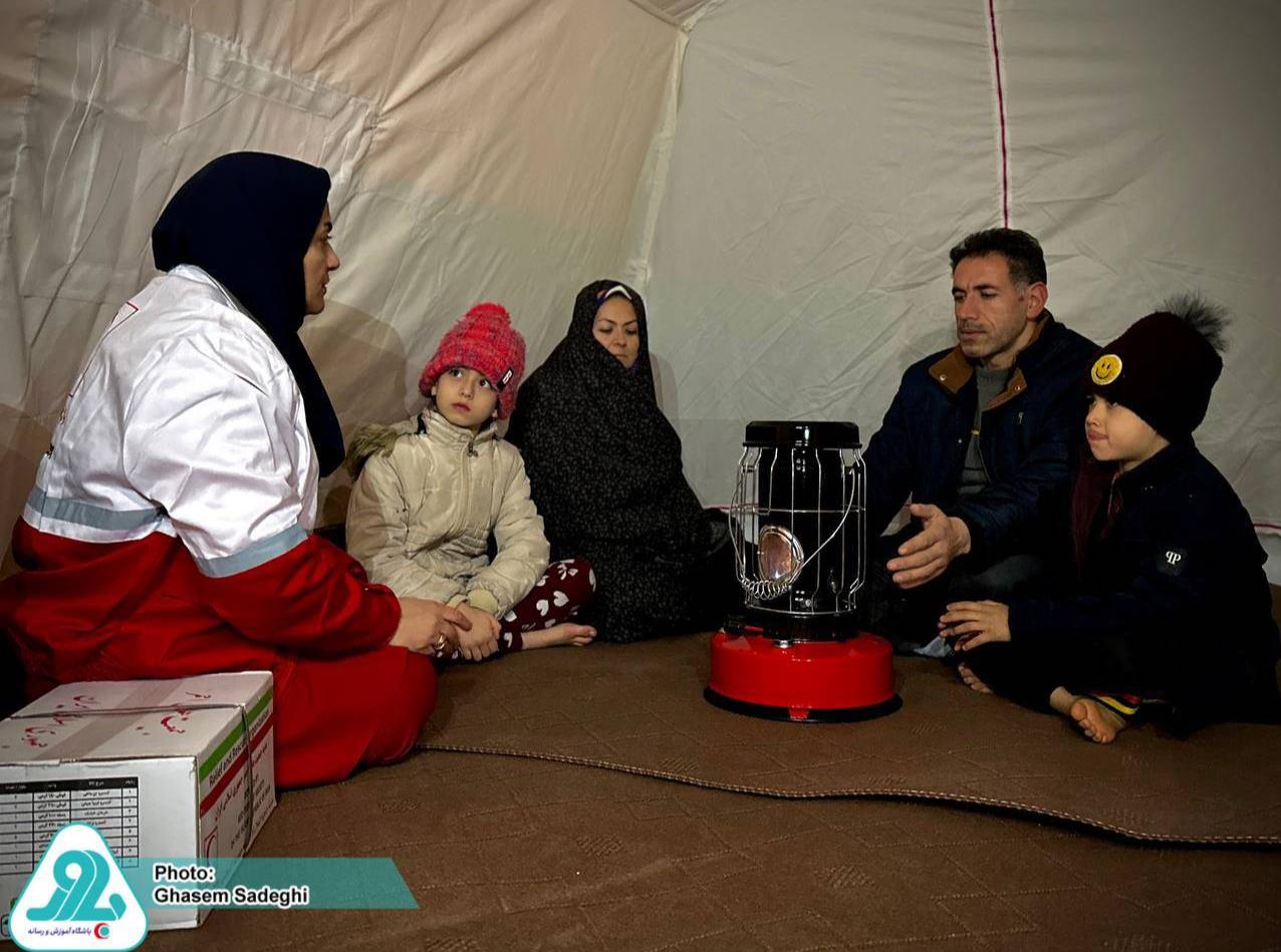 امدادرسانی اعضای ۱۵ خانه هلال در زلزله خوی/ بیش از ۱۸۰ داوطلب به زلزلهزدگان امدادرسانی کردند