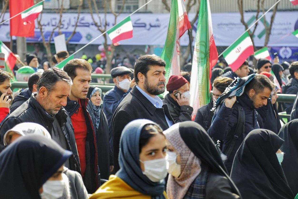 بازدید دکتر کولیوند از غرفهها و چادرها و حضور در میز خدمت هلالاحمر در راهپیمایی 22 بهمن