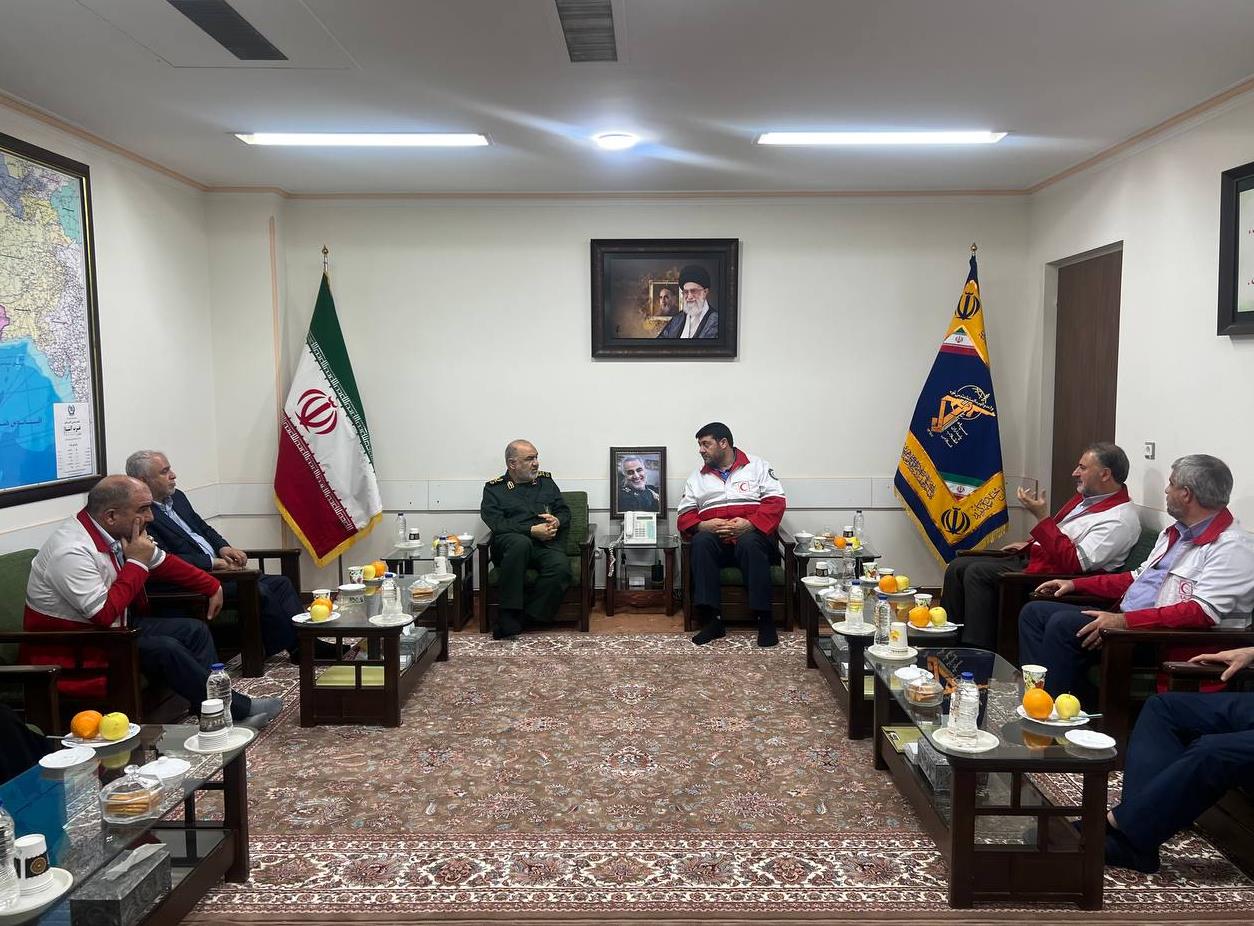 دیدار رئیس هلال‌احمر با فرمانده کل سپاه به مناسبت روز پاسدار / سرلشکر سلامی: حضور امدادگران ایرانی در ترکیه، مردم ۲ کشور را به هم نزدیک کرد
