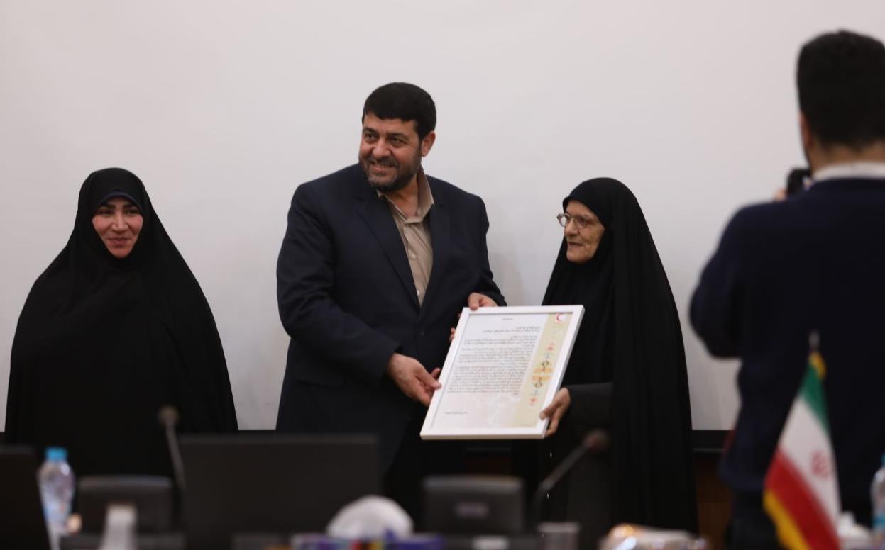 قدردانی دکتر کولیوند از بانوی جانباز هلالاحمری