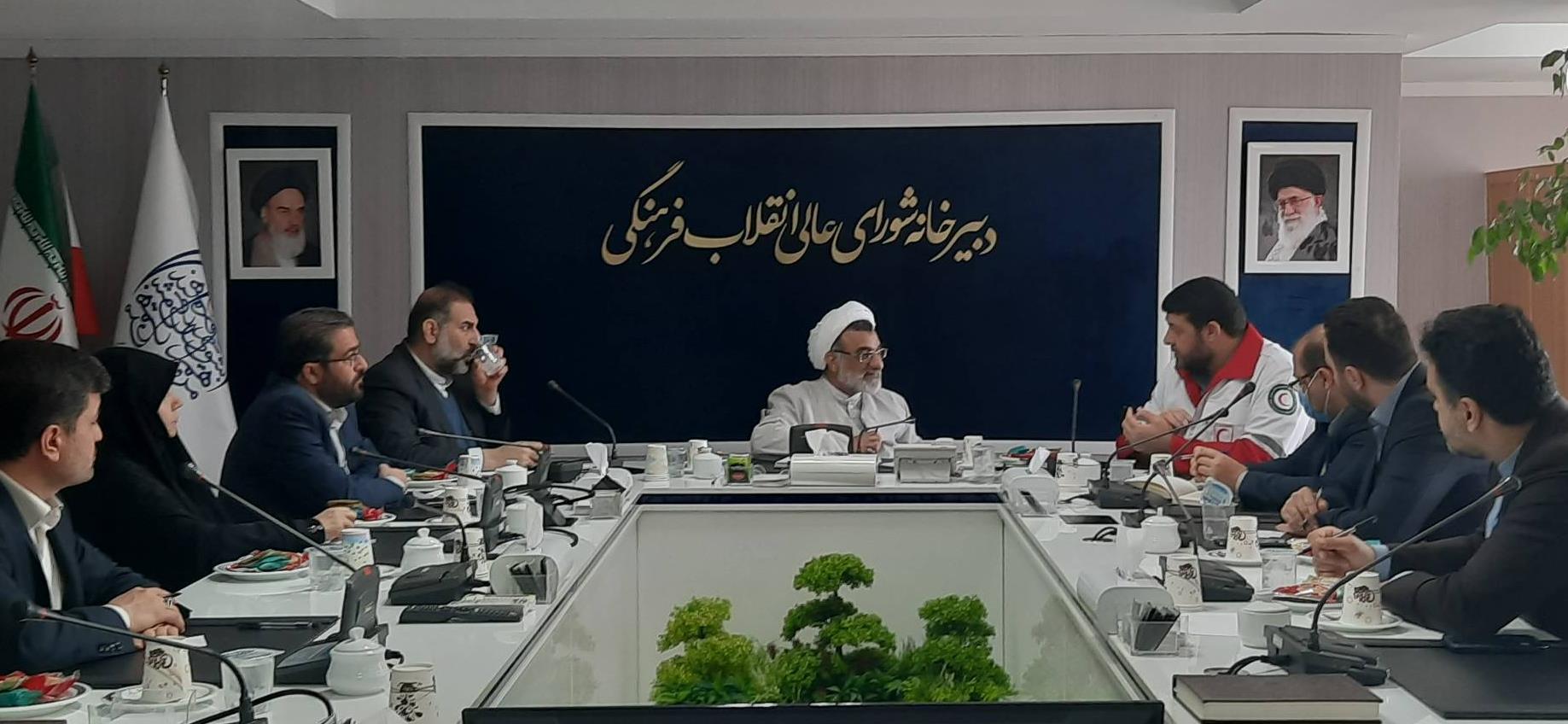 دیدار رئیس هلالاحمر با دبیر شورای عالی انقلاب فرهنگی
