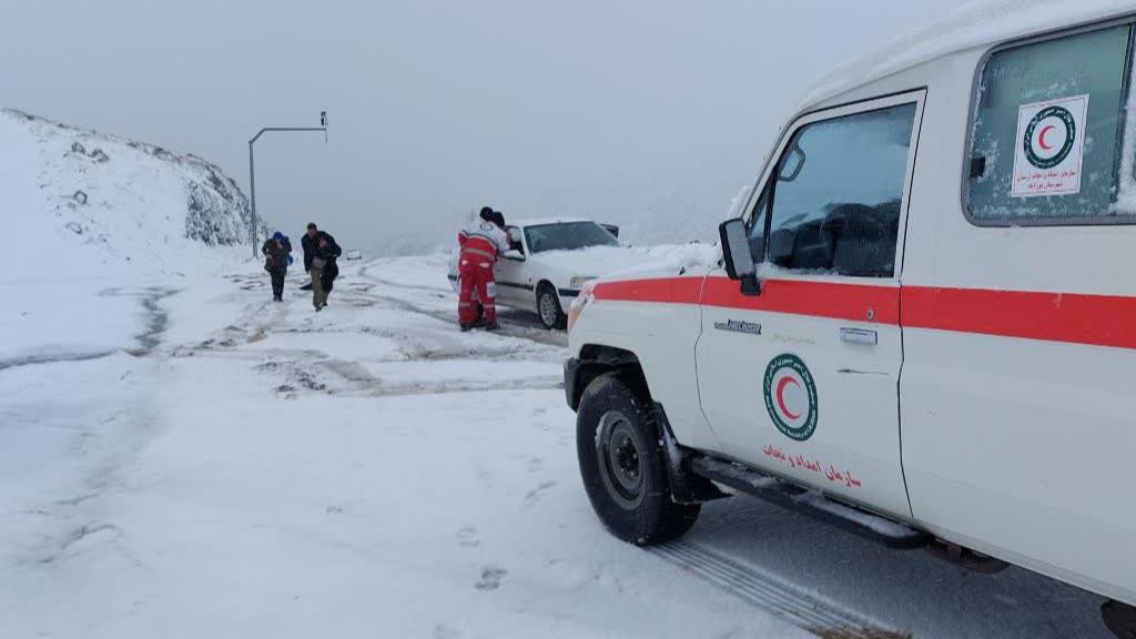 امدادرسانی به ۸۰ خودرو و ۲۶۰ گرفتار شده در برف شهرستان دلفان