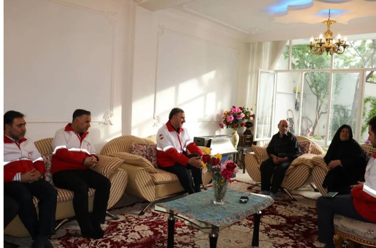دیدار دبیرکل هلالاحمر با خانواده امدادگر شهید "شاهرخ جهانبخش"