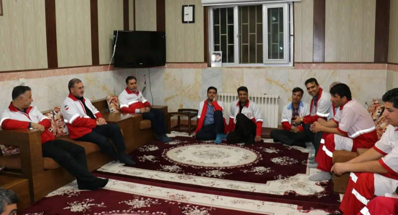 افطار در آزادراه تهران-ساوه/ گپ و گفت صمیمانه دبیرکل هلالاحمر با امدادگران