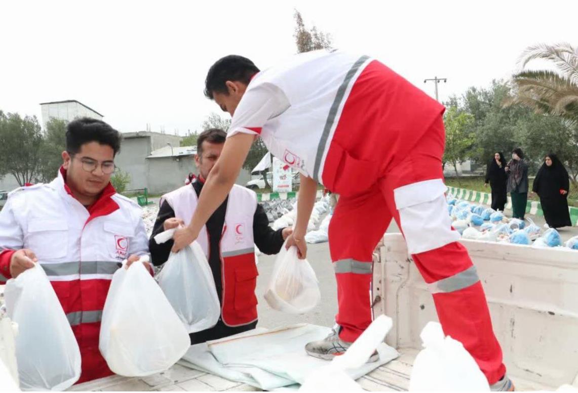 توزیع یک هزار و ۱۱۰ بسته معیشتی در بین خانوادههای نیازمند بندرترکمن