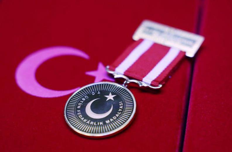 نشان فداکاری کشور ترکیه به رئیس جمعیت هلال احمر ایران اعطا شد