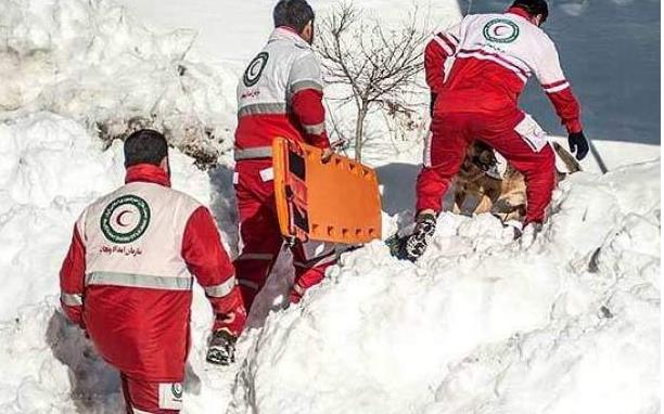 نجات گردشگران گرفتار در ارتفاعات ۳ هزارمتری کوه سیاه لنده