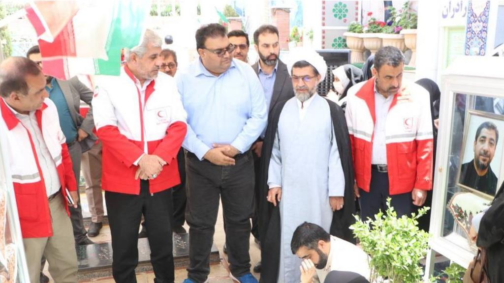 ادای احترام مسئولان صلیب سرخ و هلال‌احمر به مقام شامخ شهدا