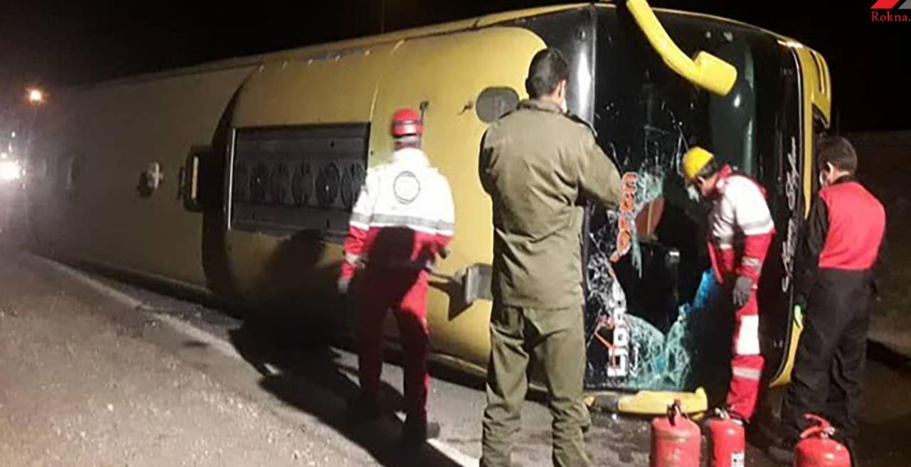 واژگونی اتوبوس باعث مصدوم شدن ۲۹ مسافر شد/ ۴ دستگاه آمبولانس به محل حادثه اعزام شدند