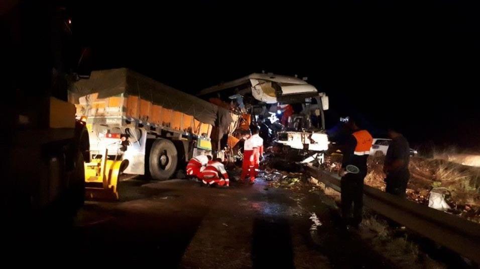 تصادف کامیون با اتوبوس 23 مصدوم برجای گذاشت