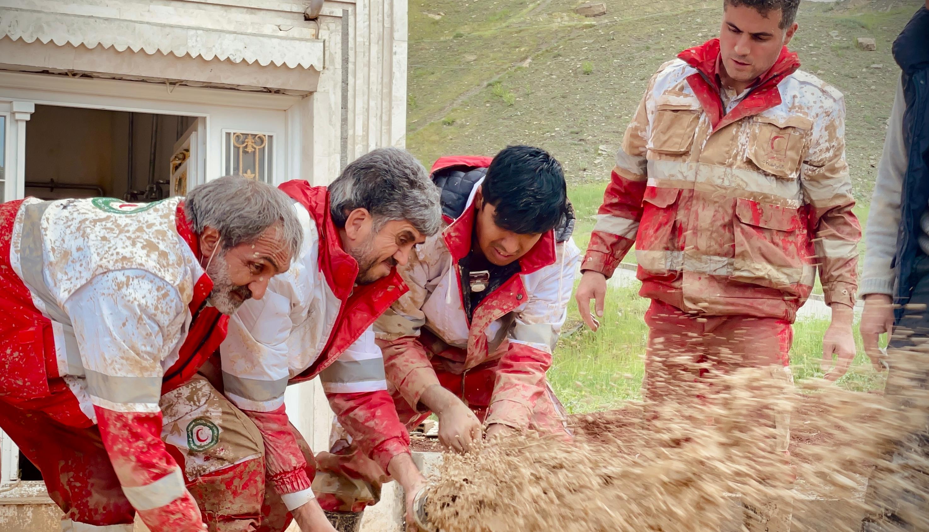 کشف پیکر ۴ مفقودی سیل در اردبیل/ تلاش ۲۱ تیم عملیاتی هلالاحمر برای پیدا کردن یک مفقودی دیگر حادثه