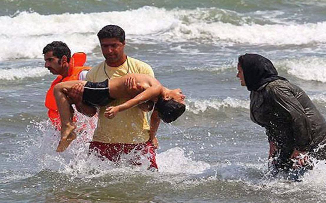 نجات جان خانواده ۴ نفره از خطر غرق شدگی در ساحل بابلسر