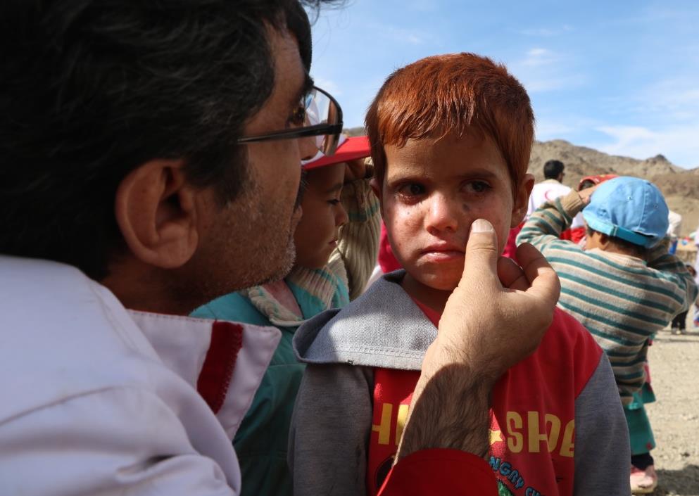 پایان زخم کودکان لُجُنگ/ خدمات هلال احمر در روستای مرزی خراسانجنوبی