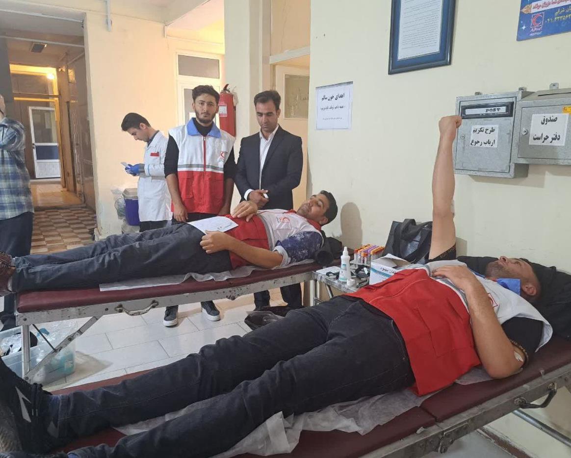 داوطلبان هلال احمر ورزقان ۱۱۰ واحد خون به بیماران اهداء کردند