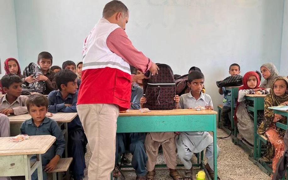 توزیع ۴۰۰ بسته نوشت افزار بین دانش آموزان روستایی در جاسک