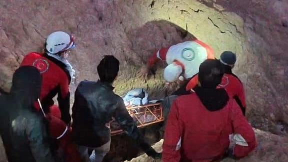 امدادرسانی نجاتگران هلال احمر به پاراگلایدر سوار سقوط کرده در قم
