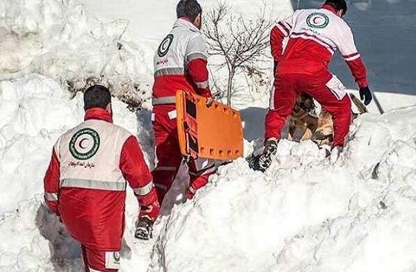 سه کوهنورد گرفتار در برف ارتفاعات شازند نجات یافتند