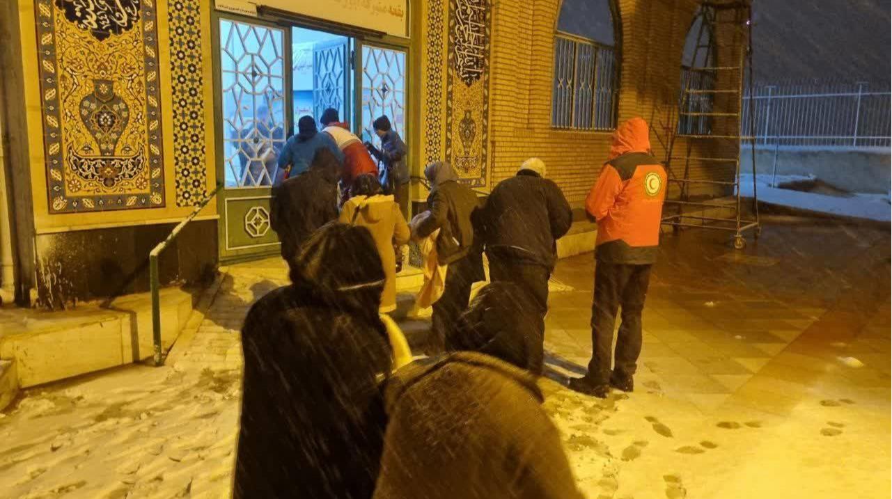 نجاتگران هلالاحمر خراسان شمالی به کمک ۳۶۰۴ نفر گرفتار شده در برف و کولاک شتافتند