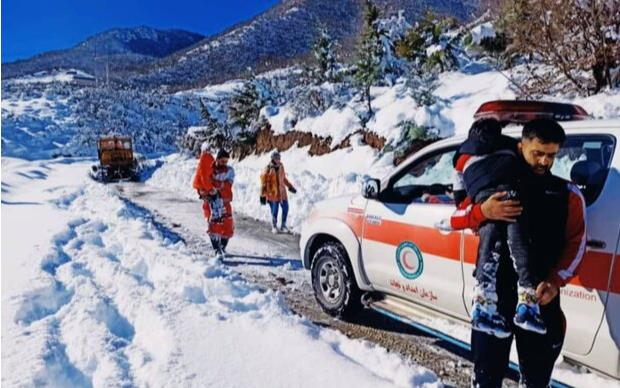 امدادگران لرستانی به کمک 342 خانواده گرفتار در برف رفتند