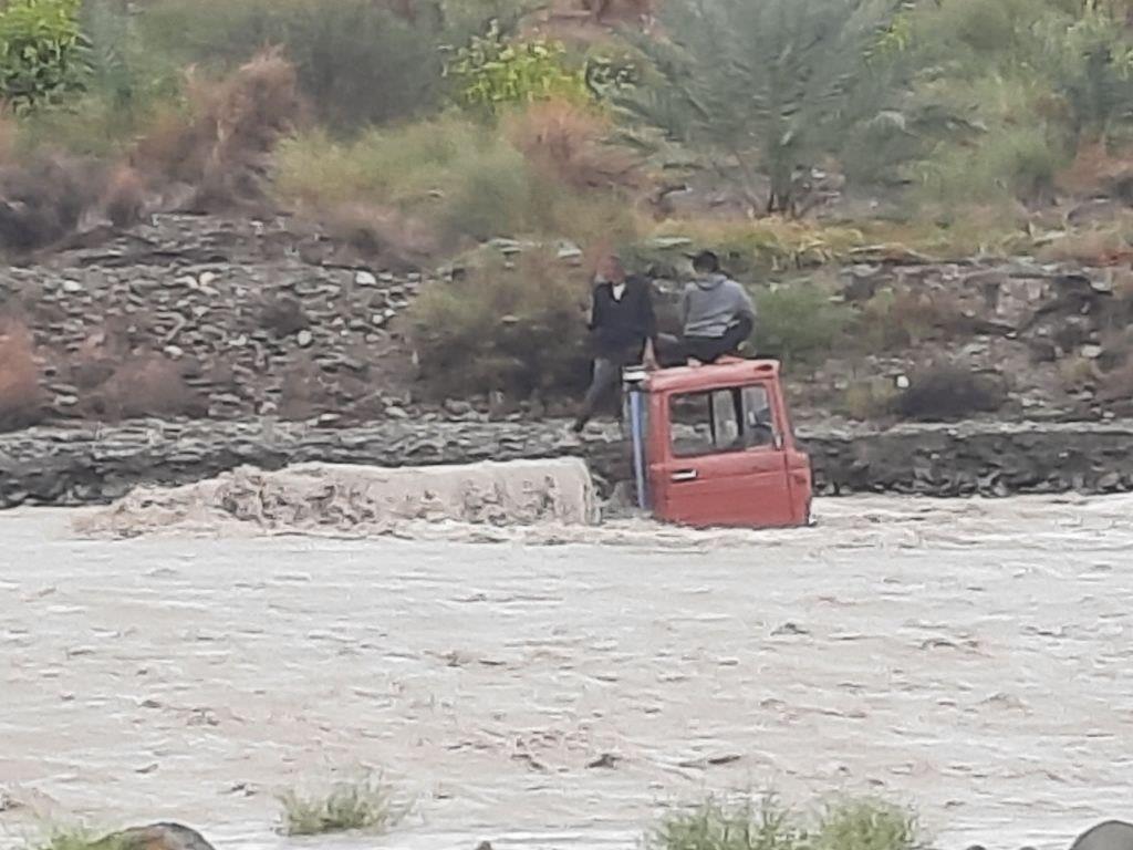 امدادرسانی هلال احمر به متاثرین آب گرفتگی در رودان و بشاگرد/نجات ۲ نفر از سیلاب