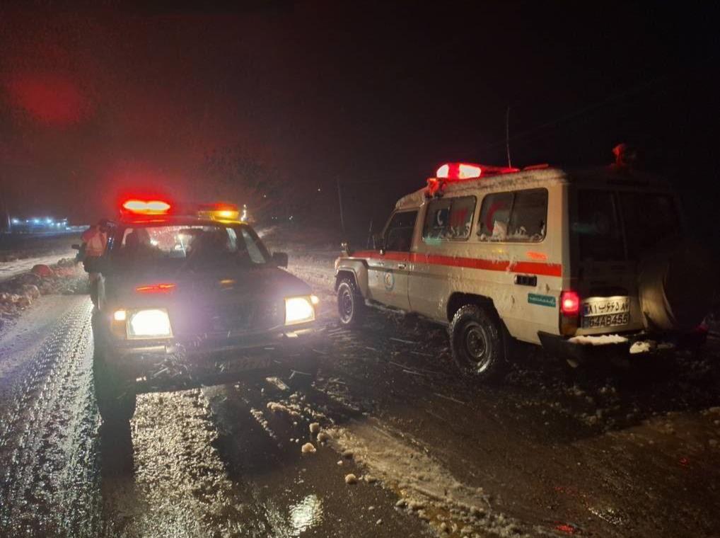 امدادرسانی به بیش از ۱۰۰ مسافر گرفتار در کولاک جادههای زنجان