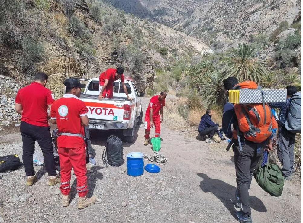 ۳۳ ساعت عملیات جست وجو و نجات ۴ کوهنورد گرفتار در ارتفاعات کوه تشگرد بندرعباس
