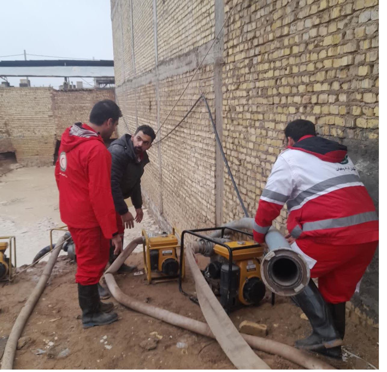 امدادرسانی هلالاحمر به ۳۰ نفر از متاثرین سیل در روستای قشلاق ذاخر اهر