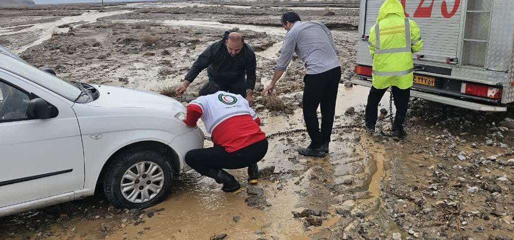 امدادرسانی هلال احمر در سیل و آبگرفتگی یزد