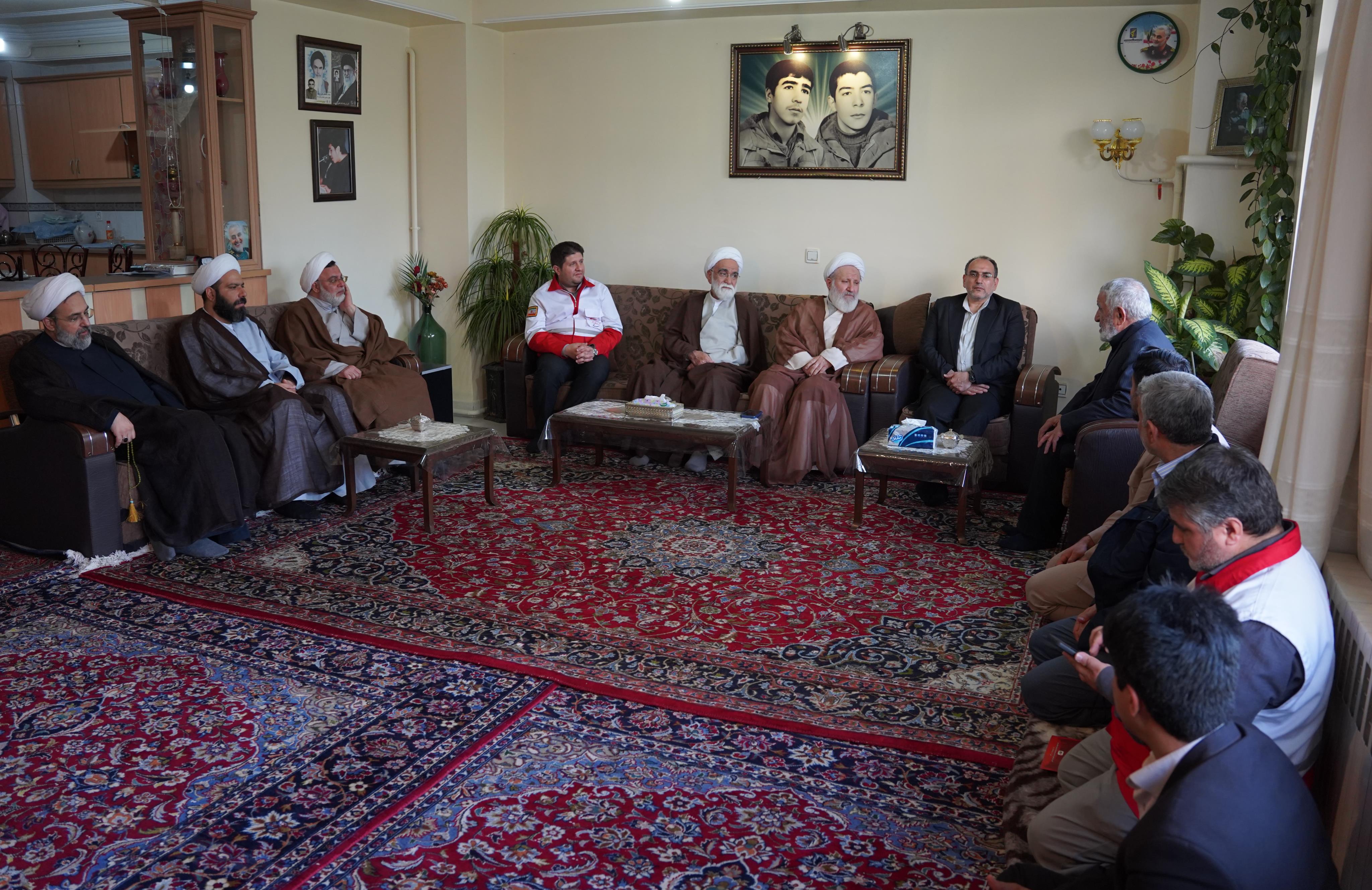 نماینده ولی فقیه در جمعیت هلال احمر با خانواده شهیدان خان محمدی دیدار کرد