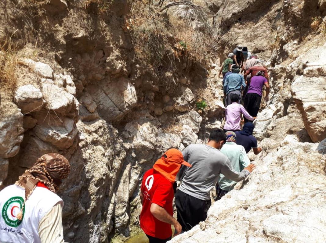 دسترسی نجاتگران هلالاحمر به ۲ جوان مفقود شده در ارتفاعات کاشمر
