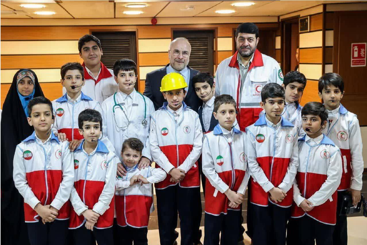 عکس یادگاری خردسالان هلالاحمر با رئیس مجلس