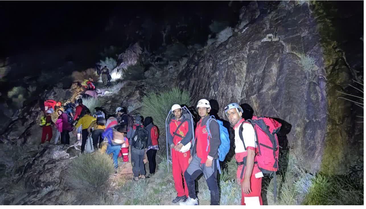 نجات خانواده ۱۶ نفره گرفتار شده در کوهستان توسط امدادگران هلالاحمر کاشمر