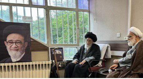 حجت الاسلاموالمسلمین معزی با پدر شهید آل هاشم دیدار کرد