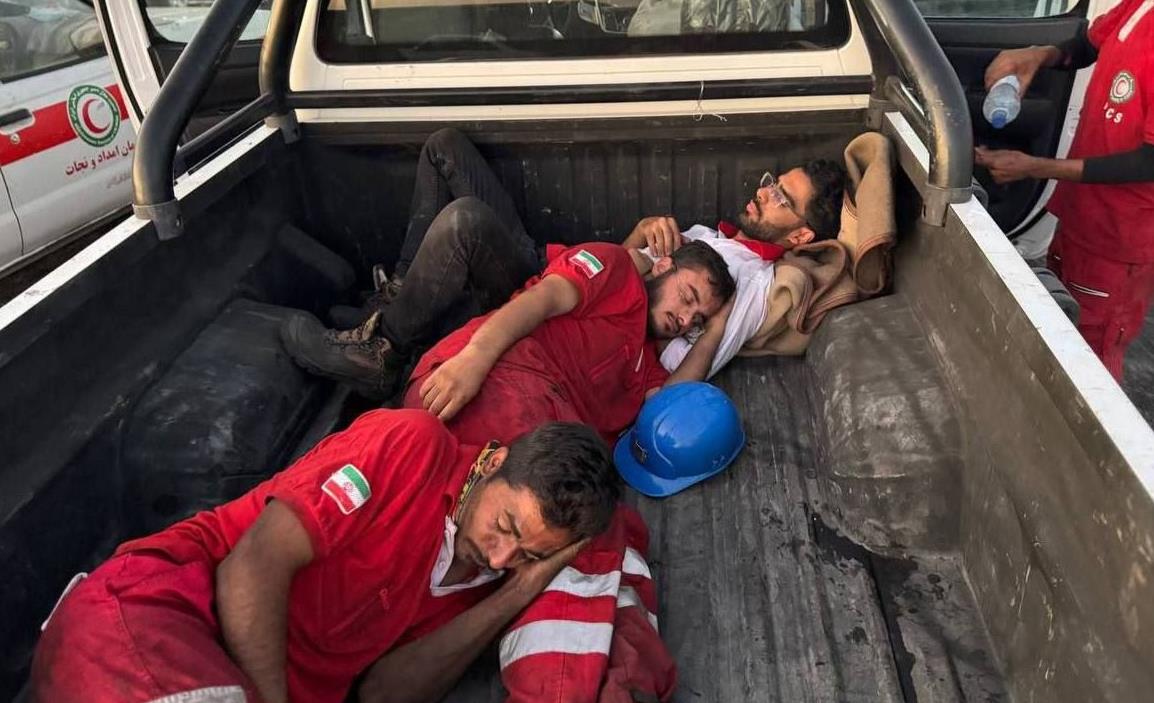 تصویری از خستگی امدادگران هلالاحمر در حادثه انفجار معدن طبس