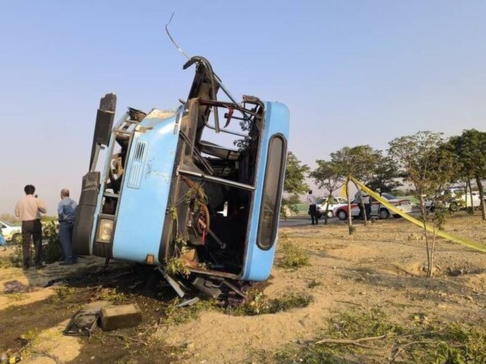 مصدومیت 30 نفر بر اثر واژگونی اتوبوس در محور ساوه به تهران