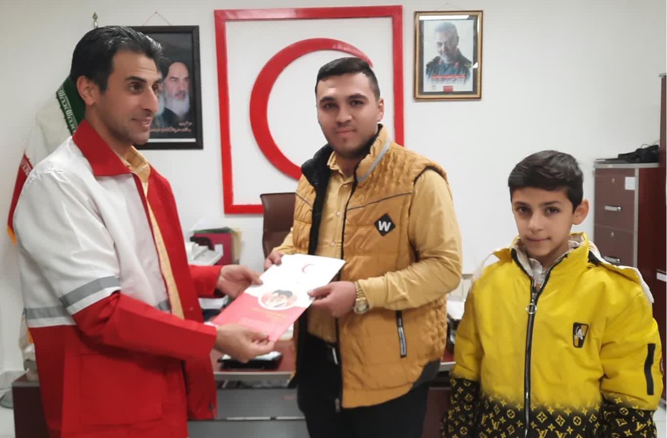 نوجوان آذربایجان شرقی، ۲۰۰ جفت کفش به ستمدیدگان غزه، لبنان و یمن اهدا کرد