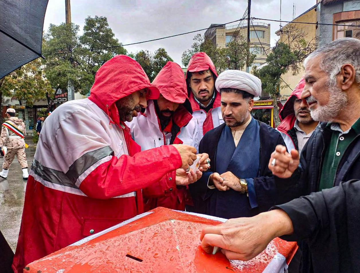 خدماترسانی نجاتگران هلالاحمر به بیش از ۳ هزار نفر در راهپیمایی یومالله سیزده آبان