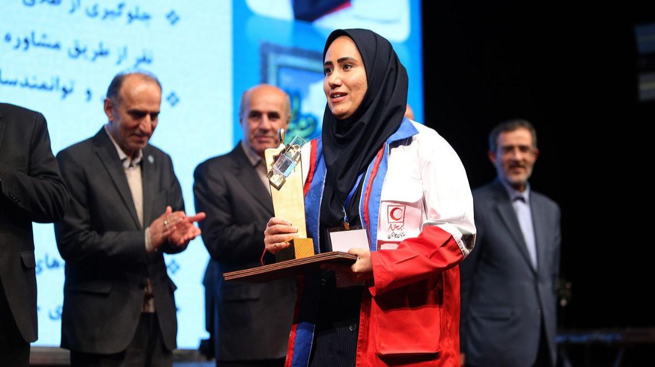 تجلیل از 12 عضو فعال سازمان جوانان در آئین اعطای تندیس ملی فداکاری