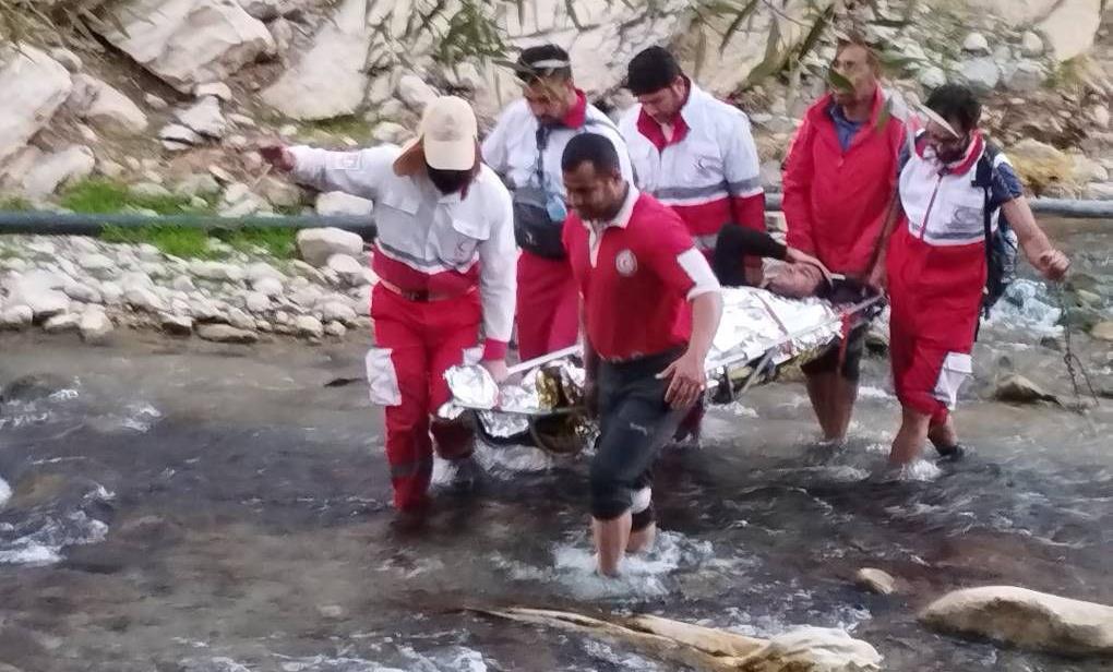 نجات گردشگر 42 ساله مصدوم در ارتفاعات فرهادآباد ایلام