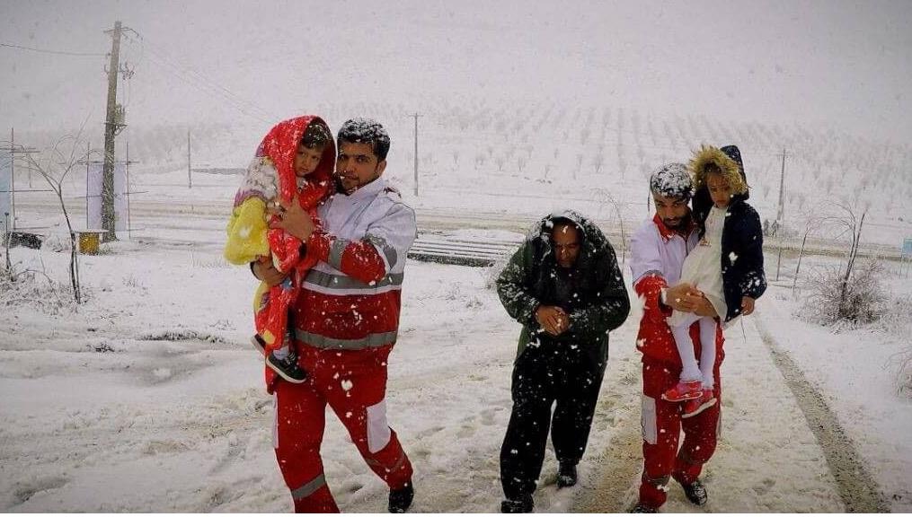 وقوع برف و کولاک در گردنه الماس و اعزام دو تیم امدادی هلالاحمر