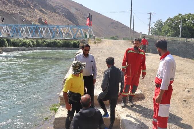 نجات بانوی غرقشده در رودخانه زایندهرود از مرگ توسط نجاتگران هلال احمر