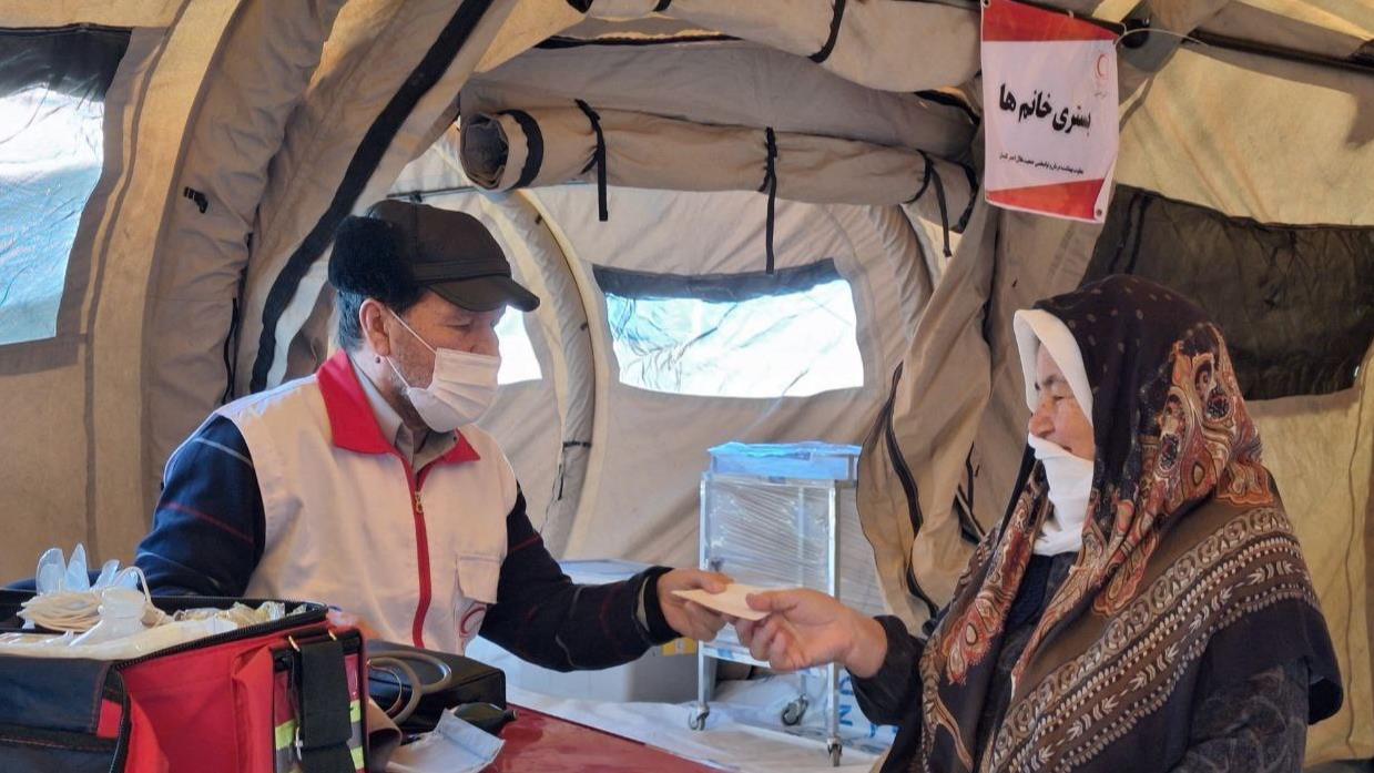 بهره مندی ٣٠٠ نفر از کاروان سلامت هلال احمر در روستای آلتین تخماق/توزیع ۴۰۰ بسته کمک معیشتی