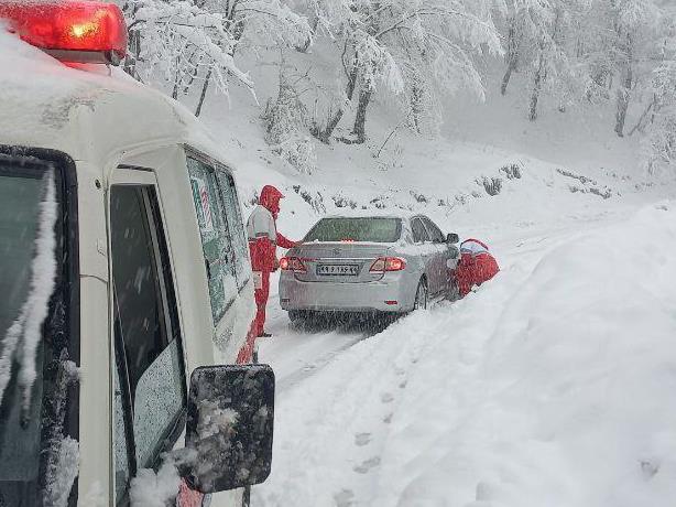 امدادرسانی هلال احمر در قلب کولاک
