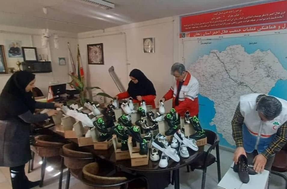 توزیع ۴۵۰ جفت کفش توسط خیرین هلالاحمر زنجان