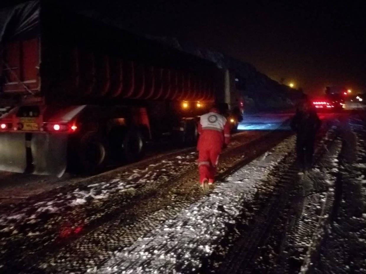 امدادرسانی نجاتگران هلال احمر به بیش از 350 نفر متاثر از برف و کولاک در محور زنجان ـ بیجار