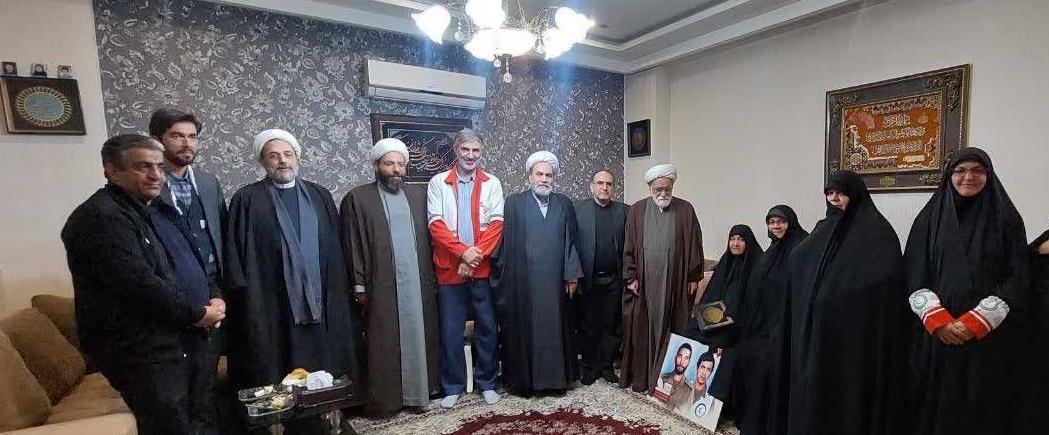 دیدار نماینده ولی فقیه در هلال احمر با خانواده شهیدان عزیزی در مشهد مقدس
