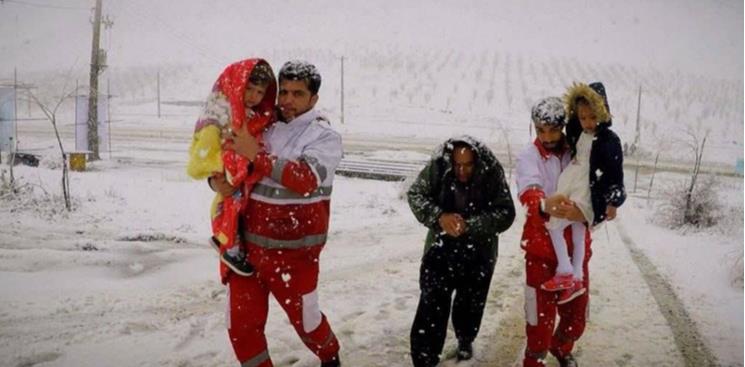 2 روز سخت و برفی امدادگران در جادههای 12 استان/ امدادرسانی به بیش از 900 نفر