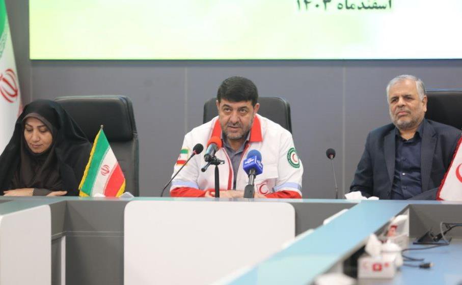 داوطلبان هلالاحمر به کمک سازمان انتقال خون میآیند